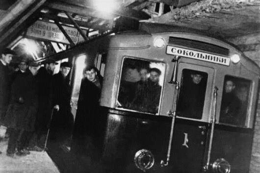 1934 год. Первый испытательный поезд Московского метрополитена, совершивший пробную поездку от станции «Комсомольская» до станции «Сокольники».