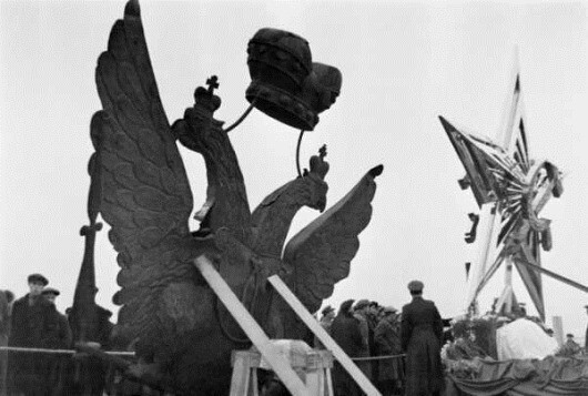 1935 год. Центральный парк культуры и отдыха. Двуглавый орел, снятый с башни Кремля, и одна из четырех звезд, установленных в 1935 году на кремлевских башнях.