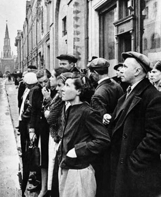 1941 год. Москвичи слушают сообщение о нападении гитлеровской Германии.