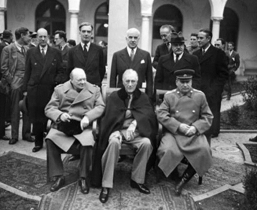 1945 год. Ялтинская конференция, 11 февраля 1945 года. Премьер-министр Великобритании У. Черчилль, президент США Ф. Д. Рузвельт и Маршал Советского Союза И. В. Сталин перед началом одного из заседаний