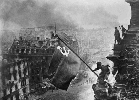 1945 год. Знамя Победы над Берлином.