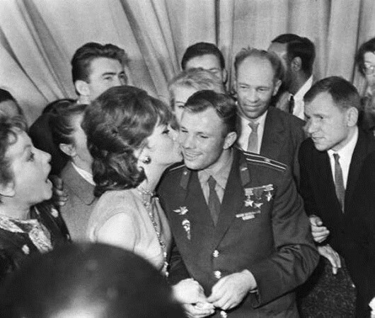 II Международный кинофестиваль. Итальянская киноактриса Джина Лоллобриджида целует Юрия Гагарина.