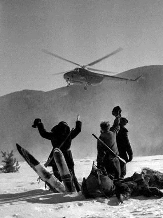 1962 год. Красноярский край. Вертолет доставил охотников к месту промысла.
