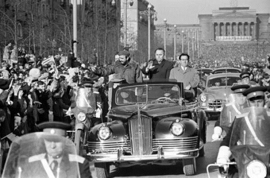 Люди приветствуют Фиделя Кастро (в автомобиле слева) и других кубинских гостей. Первый визит Фиделя Кастро в СССР.