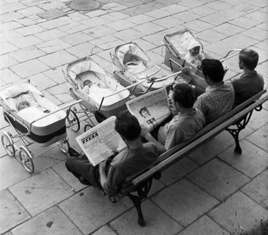 1969 год. Вильнюс. Молодые папы с детьми на прогулке.