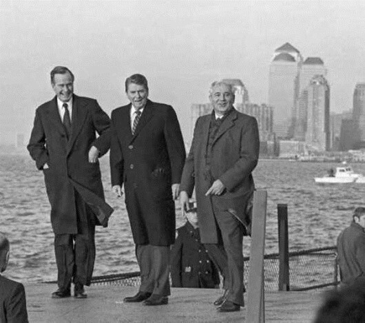 Михаил Горбачев, Рональд Рейган и Джордж Буш в адмиральском доме на острове Гавернорс-Айленд.