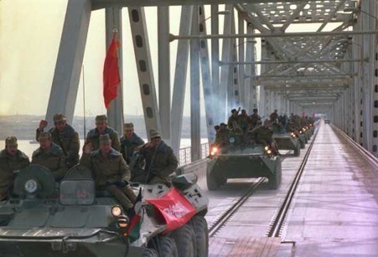 Вывод советских войск из Афганистана. Колонна парашютно-десантной части пересекает границу.