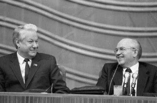 1990 год. Председатель Верховного совета РСФСР Борис Ельцин и президент СССР Михаил Горбачев, на IV съезде народных депутатов СССР.