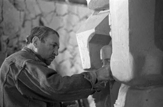 Скульптор Эрнст Неизвестный за работой над трехметровой копией памятника жертвам сталинских репрессий (маска, плачущая человеческими лицами).
