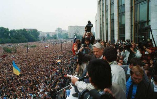 Все три дня, 19-21 августа, пока продолжался организованный ГКЧП путч, сторонники Бориса Ельцина проводили массовые манифестации в Москве. Акция 20 августа на площади у Белого дома.