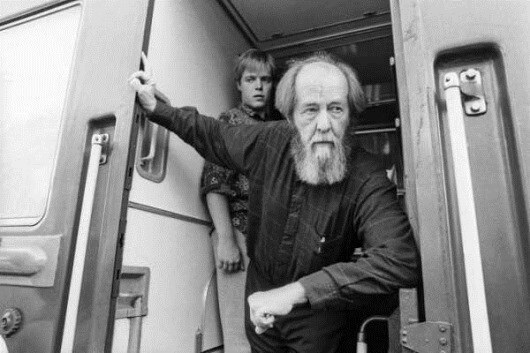 1994 год. Лауреат Нобелевской премии Александр Солженицын с сыном Ермолаем во время путешествия из Владивостока в Москву.
