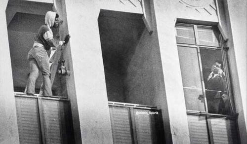 25. Мохаммед Али отговаривает молодого человека прыгать из окна 9–го этажа, LA, 1981 год