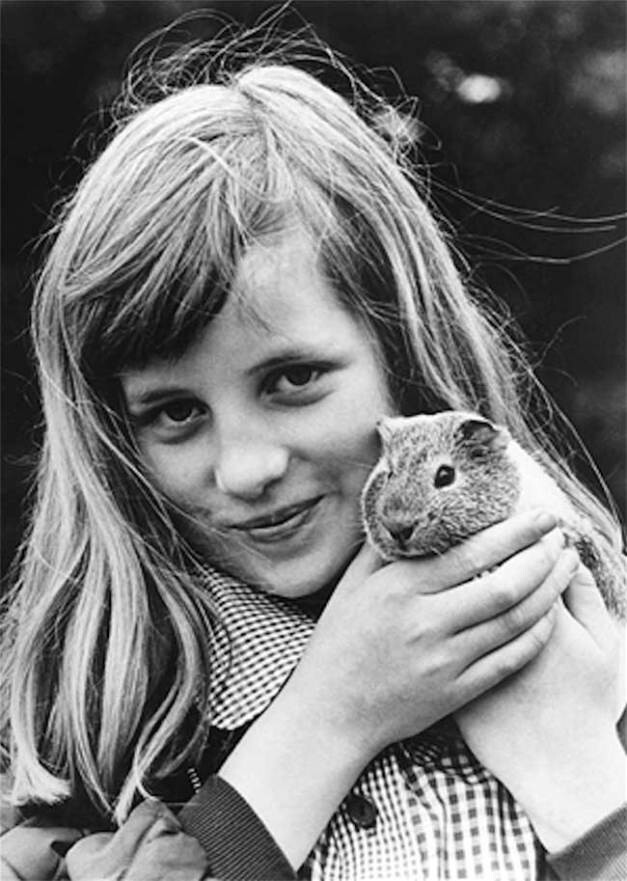 4. 11–летняя Диана Спенсер (в будущем принцесса Диана) и ее любимая морская свинка, Сандрингем, 1972