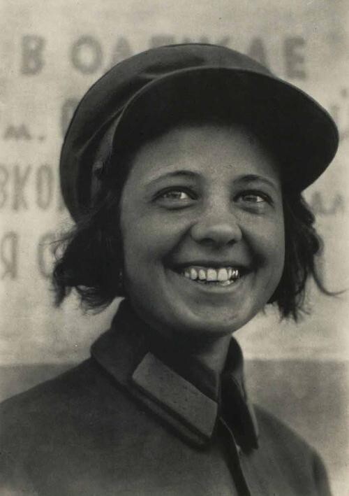 22. Девушка–кондуктор, Москва, 1931 год