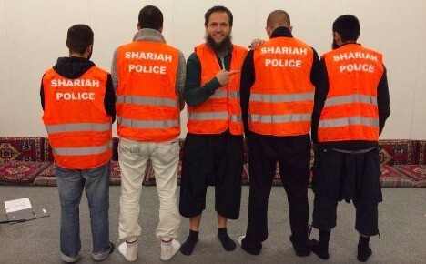 Баварским школьницам посоветовали скромнее одеваться из-за сирийских б