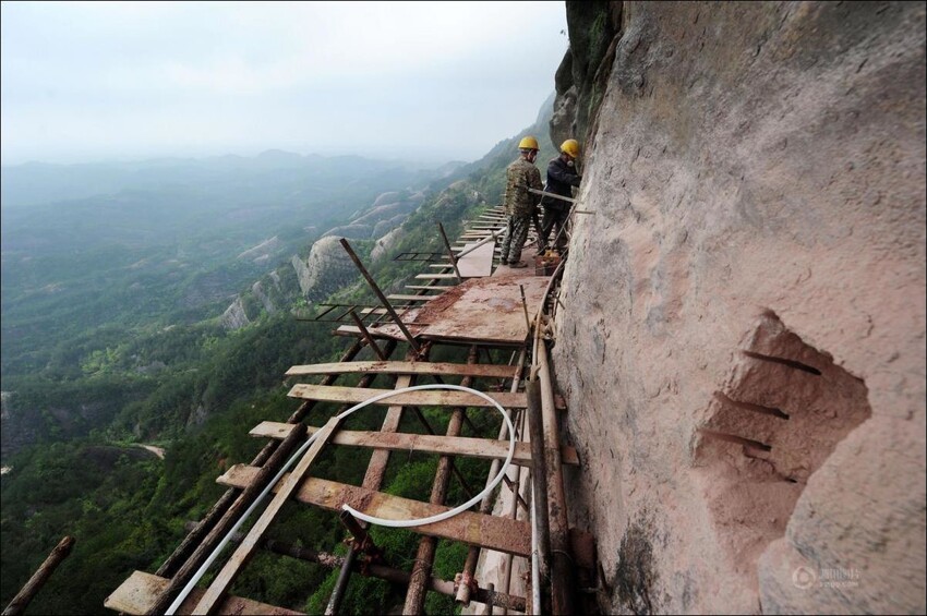 Как строят экскурсионные дороги в горном Китае