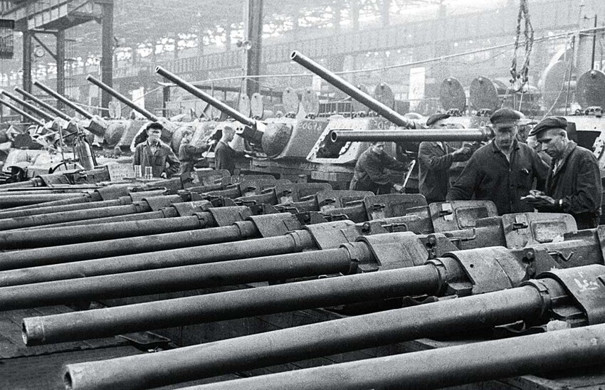3. Производство танков Т-34-76. На переднем плане 76,2 мм пушки Ф-34 образца 1940 года. Цех Челябинского Кировского завода, 1943 год.