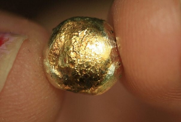 А знаете ли вы, что абсолютно чистое золото очень мягкое, его можно мять руками ?