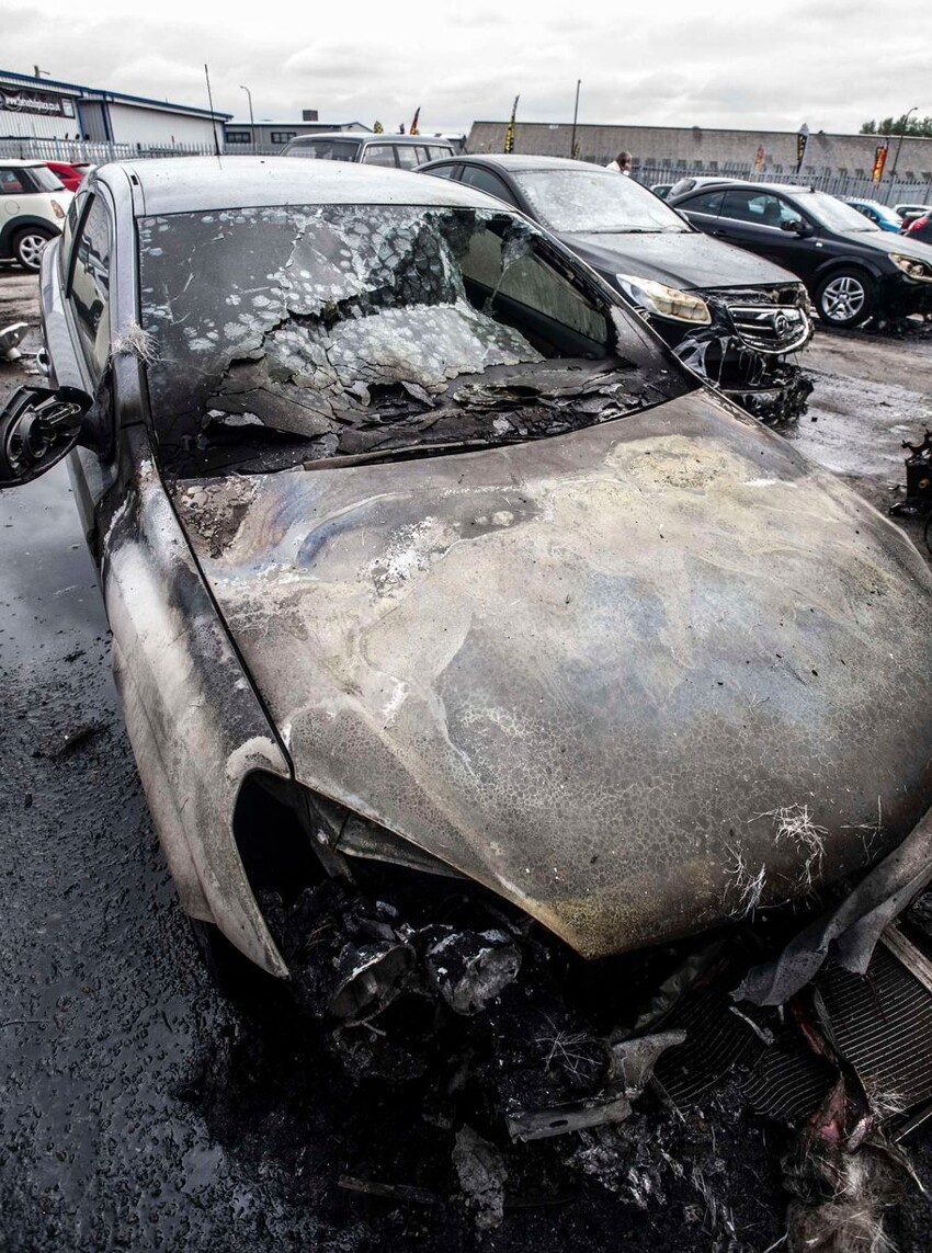 Последствия пожара в британском автосалоне