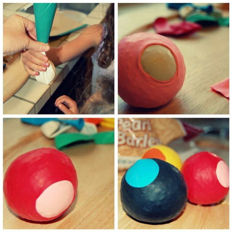 3. Сделайте мячики, набитые фасолью или крупой, с которыми можно играть или мять их руками