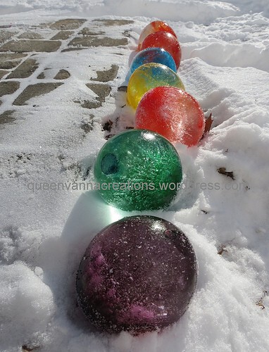 4. Заморозьте в шариках воду с пищевыми красителями, чтобы украсить двор зимой