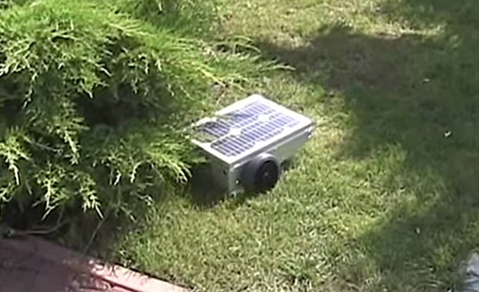 Робот-газонокосилка на солнечных батареях
