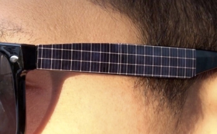 Зарядное устройство на солнечных батарейках для iPhone в виде очков