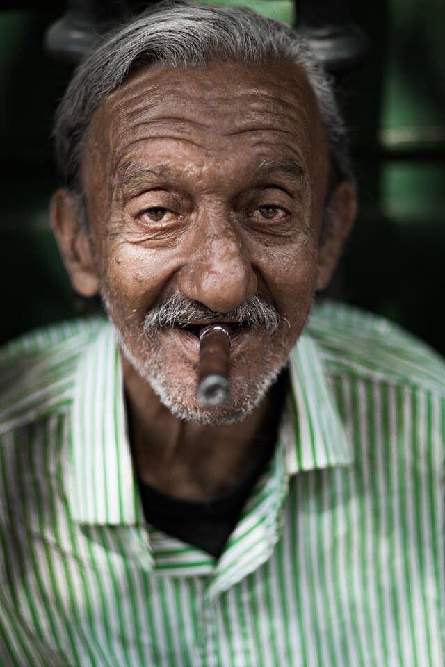 Всегда есть время, чтобы расслабиться и покурить сигару (Куба)