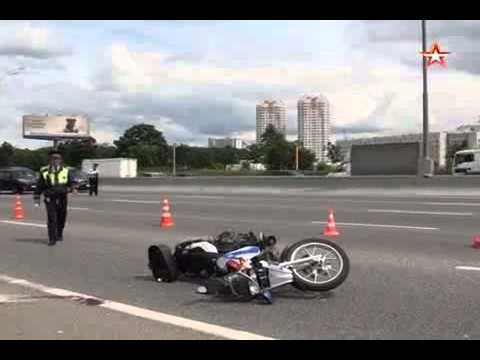 На МКАД двое полицейских-мотоциклистов попали в ДТП 