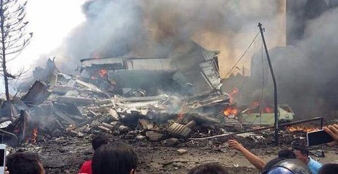 Военный самолёт упал на отель в Индонезии (18 фото+2 видео)