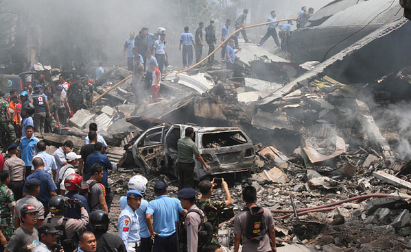 Военный самолёт упал на отель в Индонезии (18 фото+2 видео)