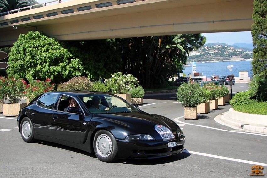 Редкий прототип Bugatti EB112 на улицах Монако
