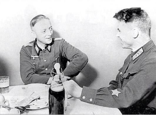 Дружеский разговор за бутылкой пива "Жигулевское", офицера Вермахта и комиссара Красной Армии. Брест, 1939 год