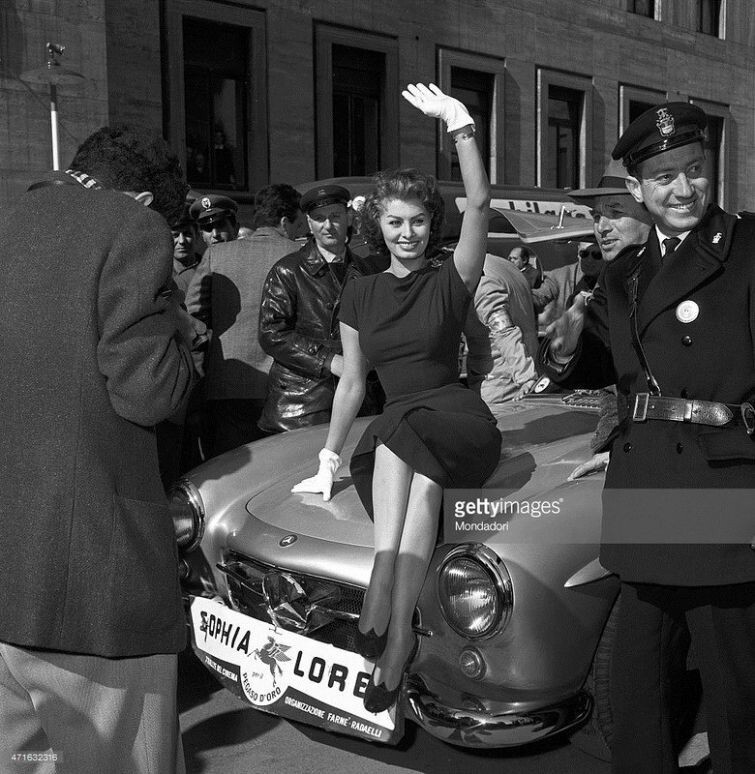 Софи Лорен позирует на фоне своего, только недавно запущенного в серию, спортивного автомобиля Mercedes-Benz W198 (300SL); Рим, 1956 год