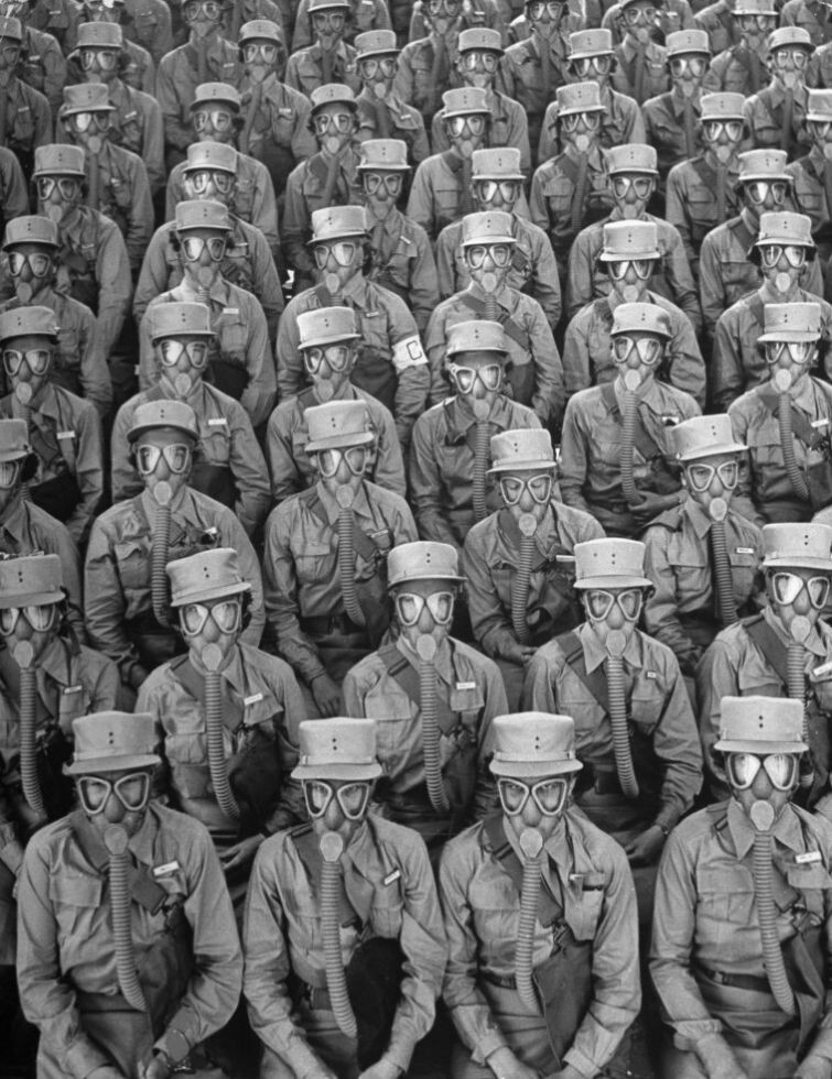 Женщины-военнослужащие в противогазах во время учений в Форте Де-Мойн. Айова. Вторая мировая война, США, 1942 год
