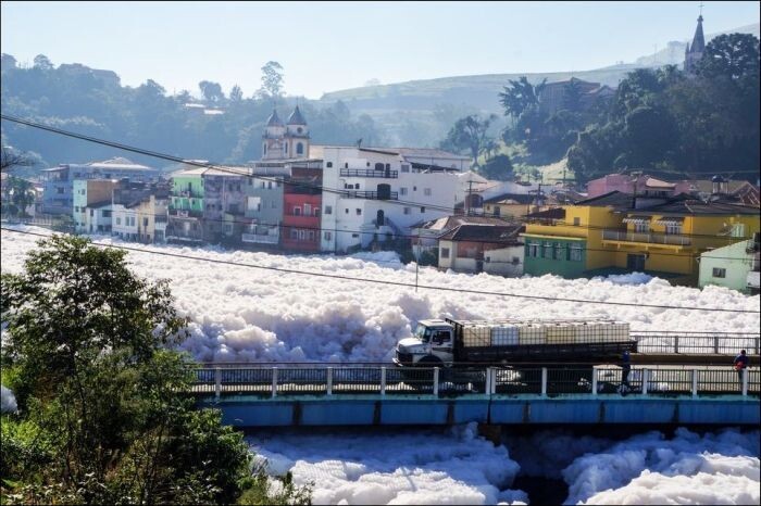 Река Тиете выбрасывает густую пену на улицы Сан-Паулу