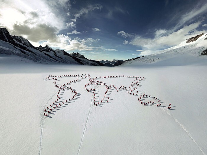 Сотни альпинистов поднялись в Альпы для эпических фотографий!