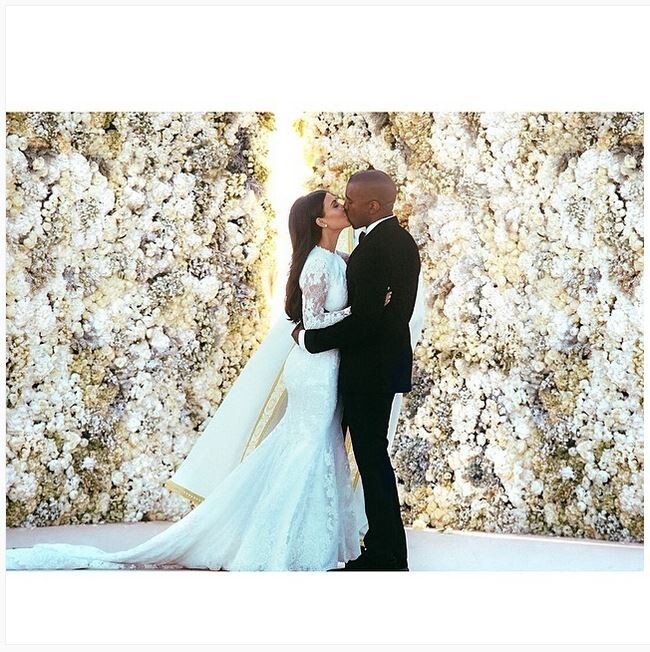 2 место. Свадебное фото Ким Кардашьян и Канье Уэста. 2,4 миллиона отметок «Нравится»