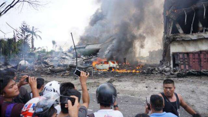 Катастрофа в Индонезии военный самолет упал на жилые дома! 