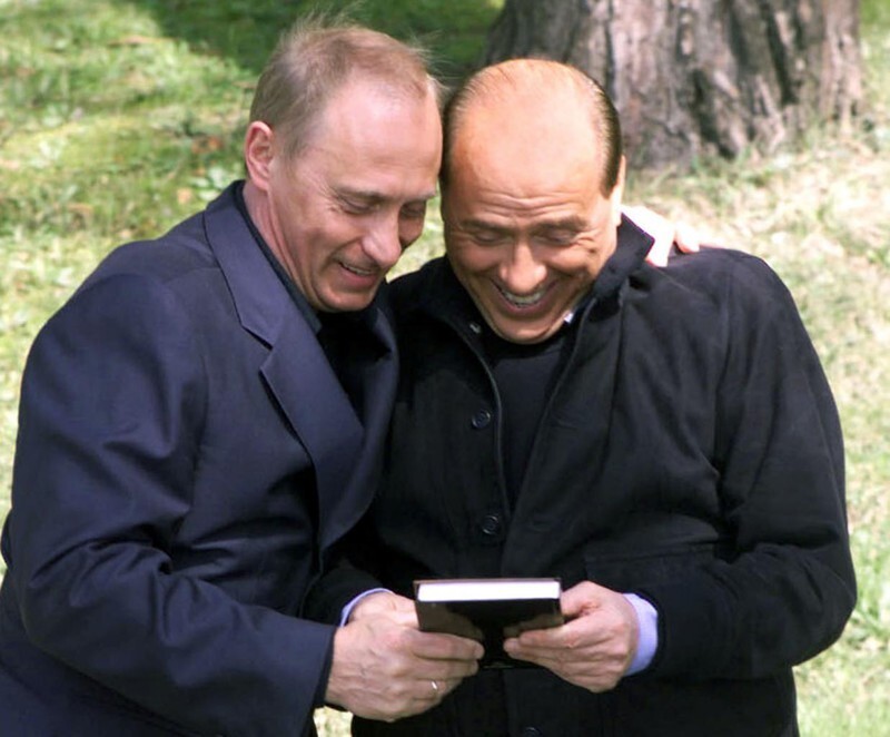 Путин провел выходные с Берлускони в сибирском коттедже