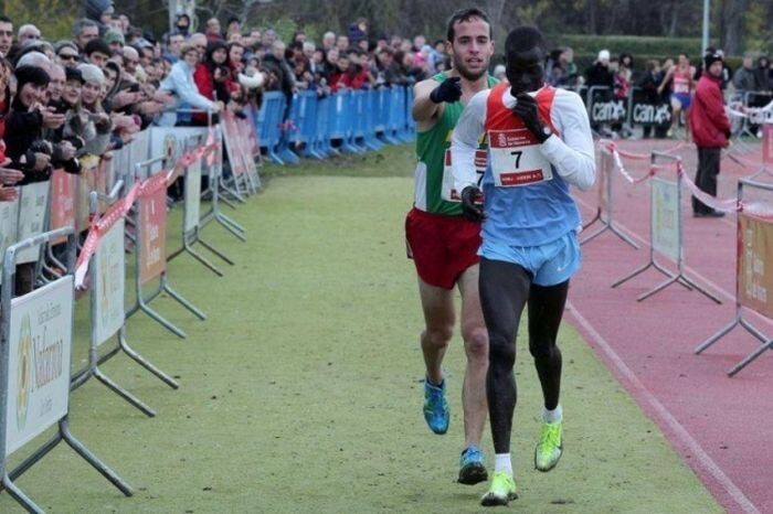 13. Кенийский легкоатлет остановился за 10 метров до конца дистанции, ошибочно решив, что он уже пересек финишную черту.