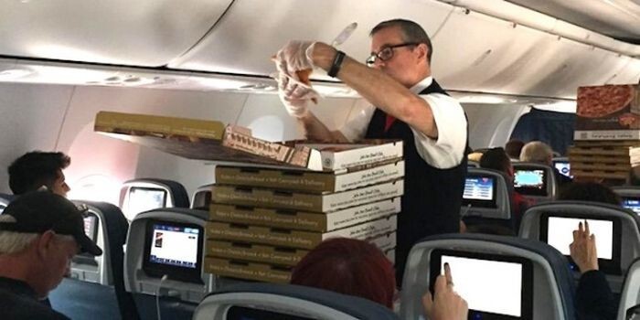 8. Когда рейс задержали, экипаж самолета заказал пиццу для всех, кто был на борту.    