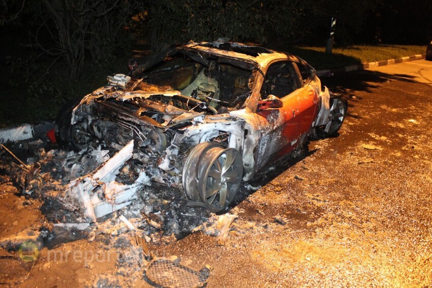 Спорткар Ferrari сгорел на юге Москвы