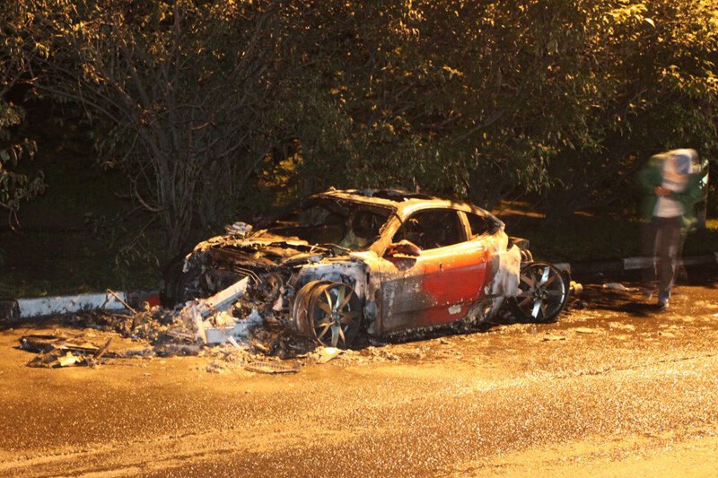 Спорткар Ferrari сгорел на юге Москвы