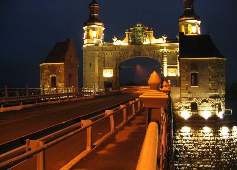 Граница в Советске выглядит красиво - мост королевы Луизы через реку Неман..