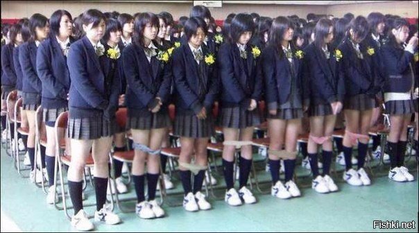 Японские школьницы демонстрируют наличие трусов во время проверки