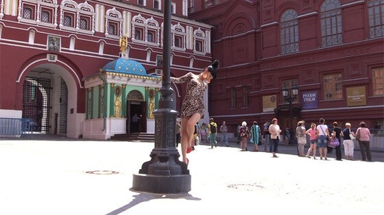 Звезда фильма «Такси-3» шокировала прохожих на Красной площади