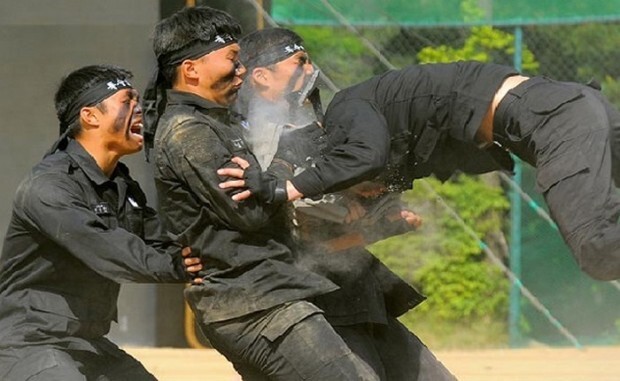 Разбивание кирпичей головой (южнокорейские и китайские солдаты)