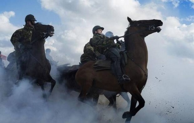 Езда на лошадях через дым (Голландская Королевская Гвардия Чести)
