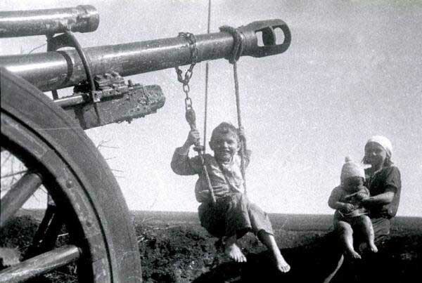 13. Качели на дуле брошенного орудия, 1944 год